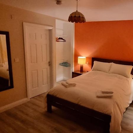 Spacious Curragh 2-Bed Apartment With Own Entrance Brownstown Buitenkant foto