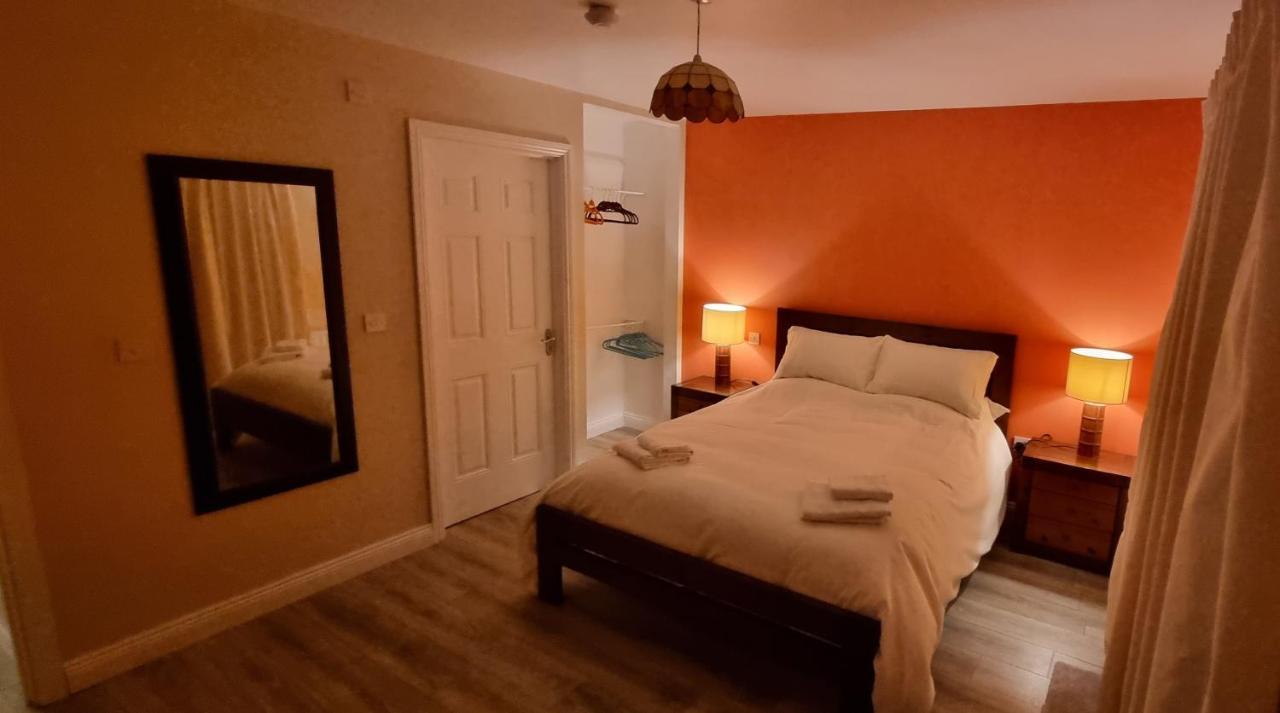 Spacious Curragh 2-Bed Apartment With Own Entrance Brownstown Buitenkant foto