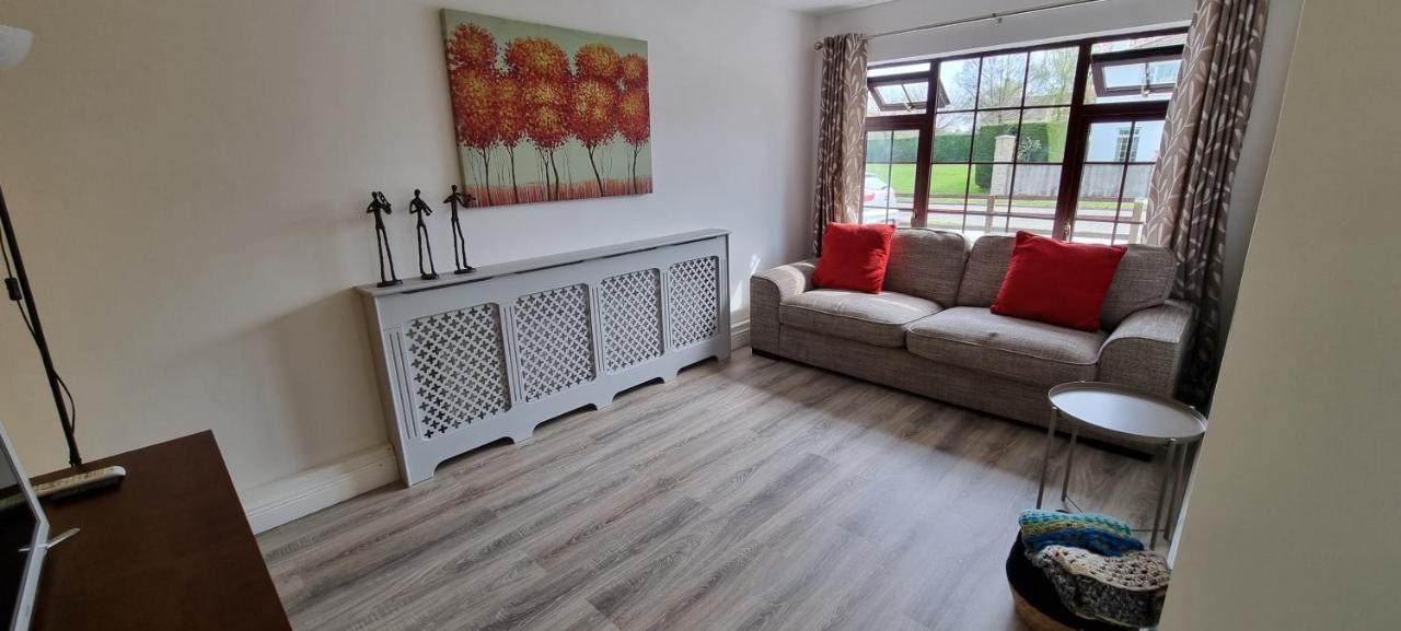 Spacious Curragh 2-Bed Apartment With Own Entrance Brownstown Buitenkant foto