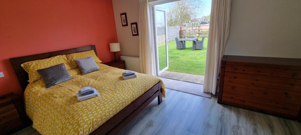 Spacious Curragh 2-Bed Apartment With Own Entrance Brownstown Buitenkant foto