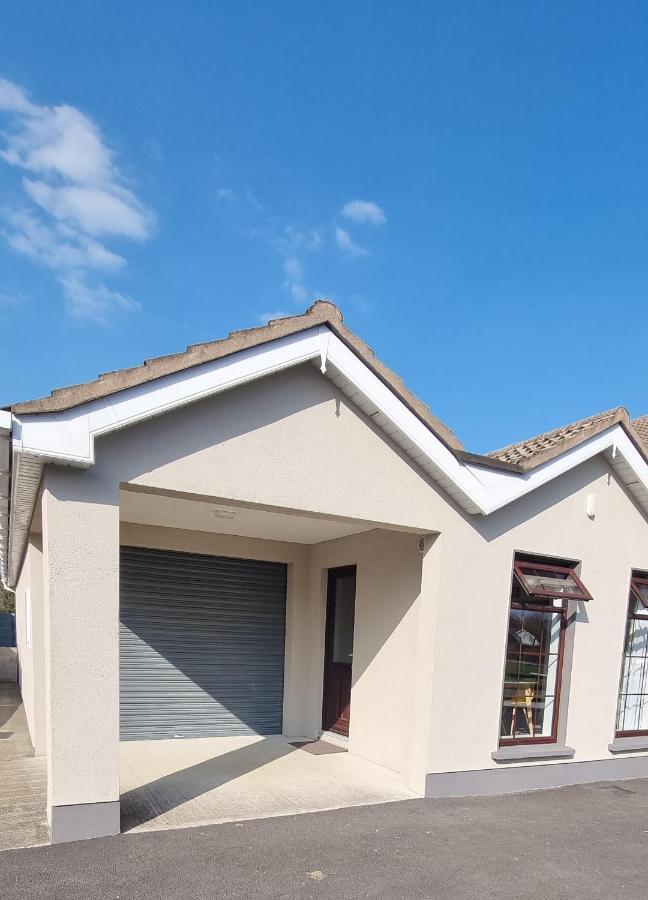 Spacious Curragh 2-Bed Apartment With Own Entrance Brownstown Buitenkant foto