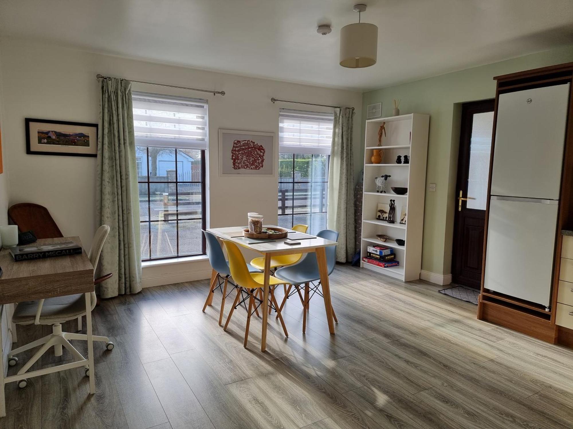 Spacious Curragh 2-Bed Apartment With Own Entrance Brownstown Buitenkant foto
