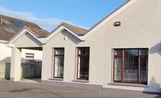 Spacious Curragh 2-Bed Apartment With Own Entrance Brownstown Buitenkant foto
